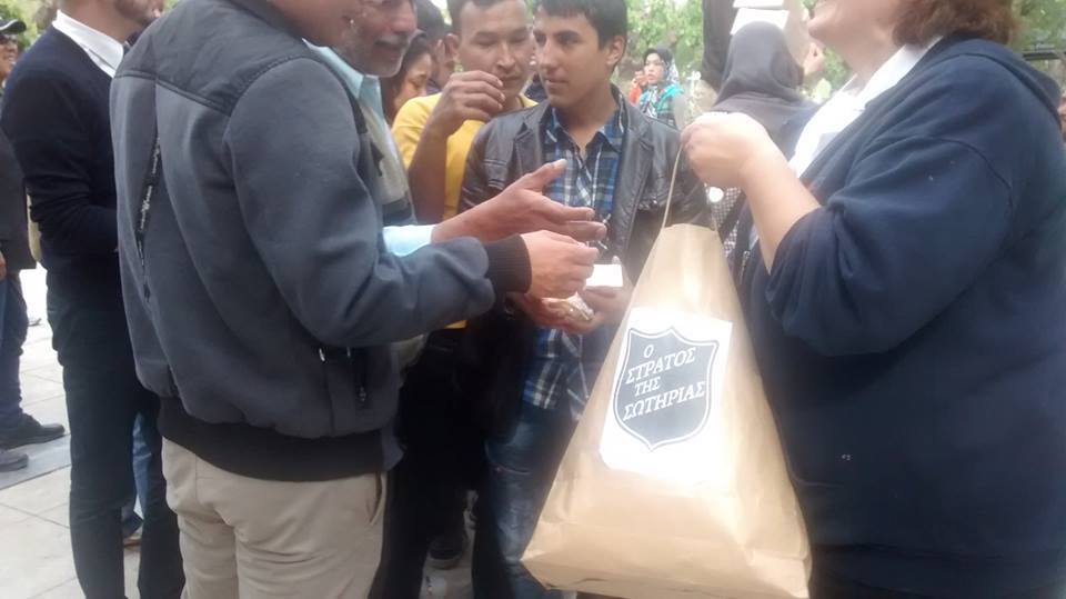 Menekülteknek oszatnak ételt Athénban az Üdvhadsereg munkatársai